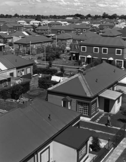 En febrero de 1955 se hace entrega de las primeras 35 casas y seis años después se completa la segunda etapa, alcanzando un total de 188 unidades de vivienda