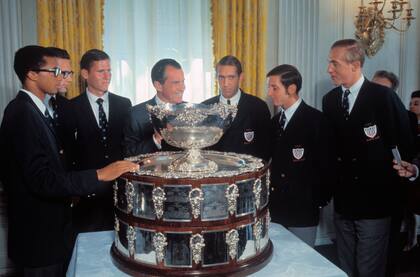En febrero de 1969, Richard Nixon, por entonces presidente de EE.UU., recibió en la Casa Blanca a los campeones de la Copa Davis 1968: Arthur Ashe, Clark Graebner, Dennis Ralston, Donald Dell, Bob Lutz y Stan Smith.