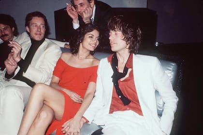 En febrero de 1977, el creativo fue uno de los invitados estrella en el cumpleaños de Bianca Jagger, en Studio 54. En la foto, junto a Bianca y Mick.