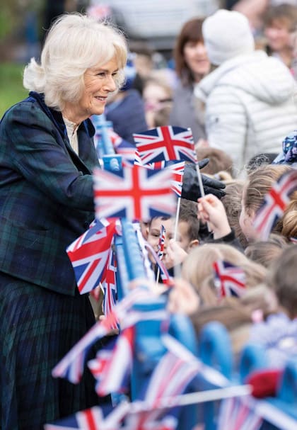 En febrero de 2022, aclamada por el pueblo, durante una visita a la Escuela Primaria Roundhill, en Bath.