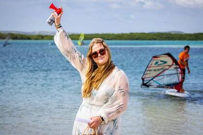 En febrero de 2023, la princesa Amalia realizó su primera gira oficial por el Caribe junto a sus padres