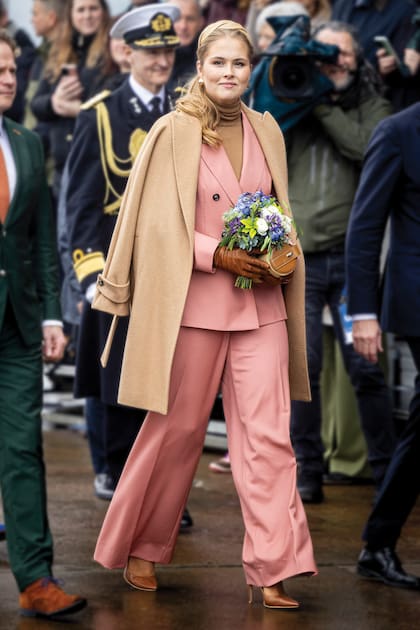 En febrero este año, tuvo su primer acto en solitario: el bautismo del buque Den Helder, en Vlissingen. Lució un set sastrero con pantalón ancho de Max Mara, blazer y tapado sobre los hombros