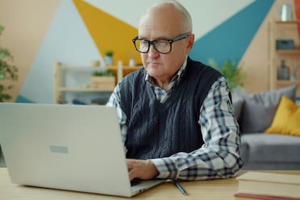 En febrero, los jubilados y pensionados reciben un aumento del 2,85% (Pixabay/@Vitaly Gariev)