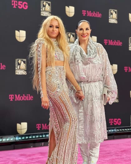 En febrero, Paulina Rubio acudió a los Premios Lo Nuestro 2022 junto a su madre Susana Dosamantes y sus dos hijos