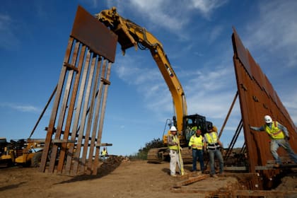 En febrero se instalaron picos antiescalada en el muro para evitar que los migrantes escalen el muro