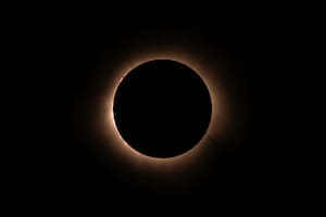Cómo es el eclipse solar que se podrá ver este martes 17 de febrero en la Argentina