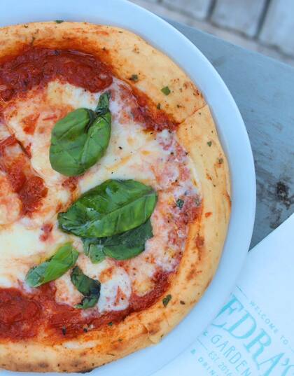 En Fedra's las pizzas son al horno de barro.