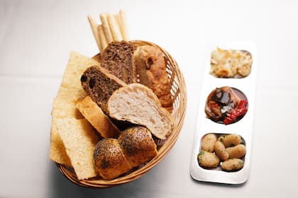 En Fervor, el pan es un gran protagonista de la comida; su canasta mágica ofrece desde ciabatta a un pan integral de nueces y pasas de uva.