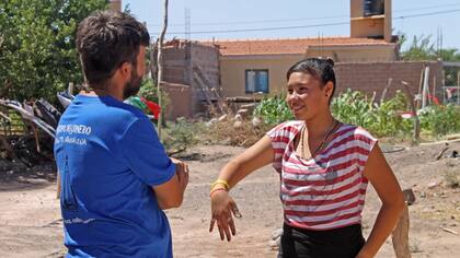 En Fiambalá, Joaquín Casaburro, voluntario de El Camino, visita a Micaela, una joven en recuperación