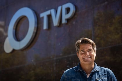 En Figueroa Alcorta y Tagle; Guillermo Andino posa en el acceso principal del edificio inaugurado en 1978, para las transmisiones en colores del Mundial de Fútbol disputado en la Argentina