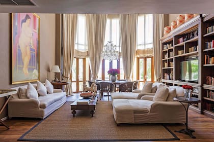 En fila, los canastos de palma de iraca, tan típicos, le dan más altura a la biblioteca para ajustarla a la escala.