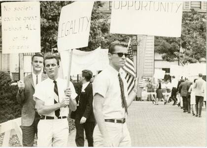 En Filadelfia, se celebraba un piquete gay cada 4 de julio. Esta foto es parte de una exhibición sobre Stonewall en la biblioteca pública de Nueva York.