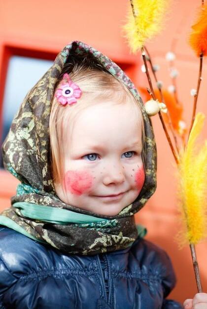 En Finlandia los niños se disfrazan de brujas para esta época y van de puerta en puerta, llevando ramitas de sauce decoradas con plumas de colores y papel crepé como símbolo de bendición 