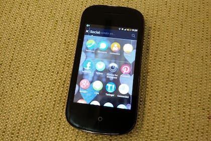 En Firefox OS el panel inicial sugiere aplicaciones y contenido específico a partir de una búsqueda