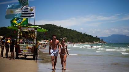En Florianópolis anticipan que los turistas argentinos volverán a ser protagonistas; gran cantidad llega en auto