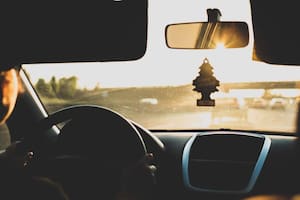 La multa que deberás pagar en Florida por tener adornos colgados en el espejo retrovisor del auto