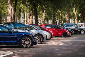 En Florida, estacionar frente a una casa que no es la propia puede provocar disputas entre vecinos y, en ciertas situaciones, acarrear implicaciones legales