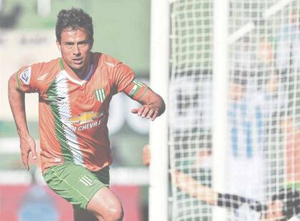 En foco: Darío Cvitanich acaba de convertir su gol y sale disparado a festejarlo; Javier García, que debutó en el arco de Racing, lo sufre