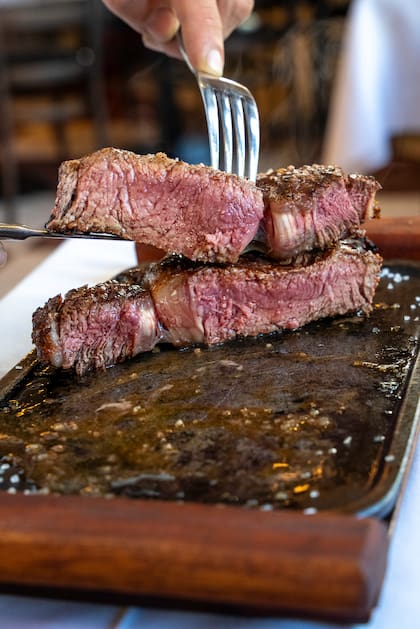En Fogosa trabajan con un sommelier de carnes que se encarga de visitar diferentes frigoríficos y de seleccionar los mejores cortes y piezas para enviar al local