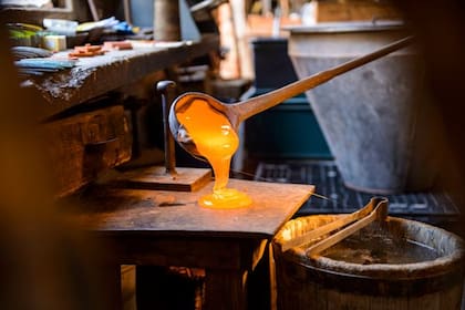 En Fornace Orsoni se crean manualmente esmaltes, hojas de oro y una infinita gama de colores mediante un proceso casi alquímico que sigue los métodos tradicionales de los maestros vidrieros