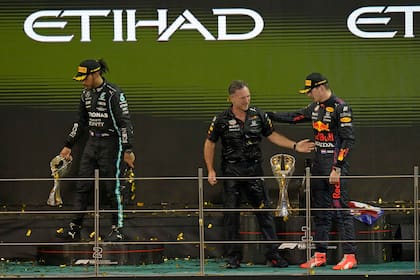 En foto del domingo 12 de diciembre del 2021, el jefe de Red Bull Christian Horner celebra con el piloto Max Verstappen el campeonato de la Fórmula Uno. 