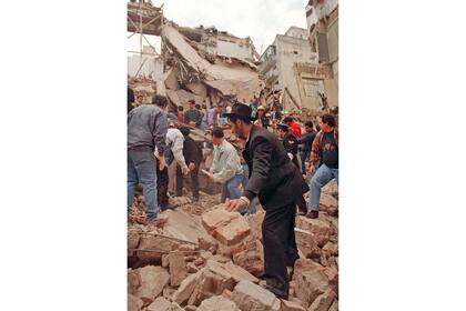 Vista de la AMIA reducida a escombros