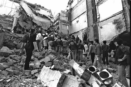 Las ruinas en el edificio de Pasteur 666 tras el ataque terrorista por el que es acusado ahora Telleldín; el ataque terrorista de 1994 dejó 85 muertos 