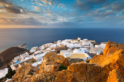 La pequeña isla de Anafi forma parte del archipiélago de las Cícladas y se encuentra en el Egeo central, un poco más al este de Santorini 