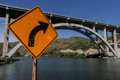 Se inauguró la autovía Variante Costa Azul, con su puente sobre el lago San Roque