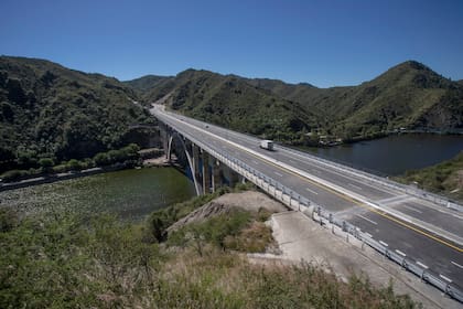 Una autovía se conecta con el puente que cruza el lago San Roque