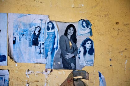 Recortes de revistas de Gabriela Sabatini en las paredes de una celda