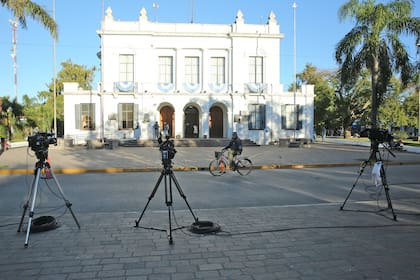 La Municipalidad con guardia periodística en la puerta