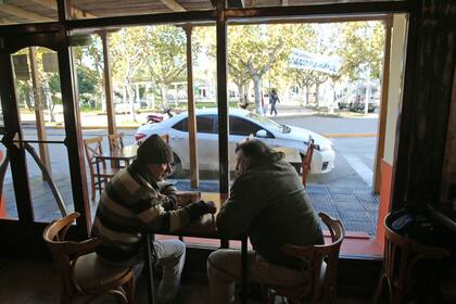 EL bar, frente a la plaza