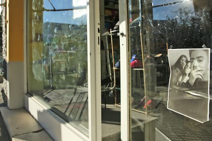 Una zapatería con la foto de los jóvenes pegada en su vidriera