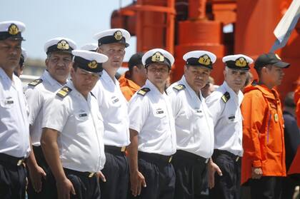 La tripulación atenta a la llegada del Presidente de la Nación