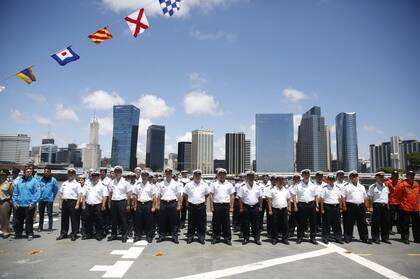 La tripulación escucha el discurso del Presidente