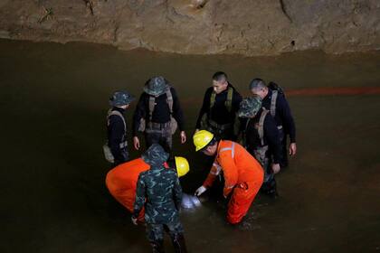 En fotos: así se prepara el rescate de los niños atrapados en una cueva en Tailandia