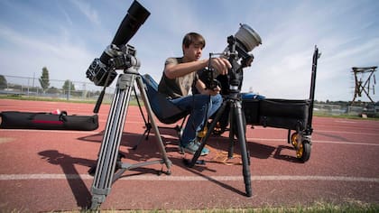 Cameron DaSilva prueba el equipo de la cámara que utilizará para ver el eclipse