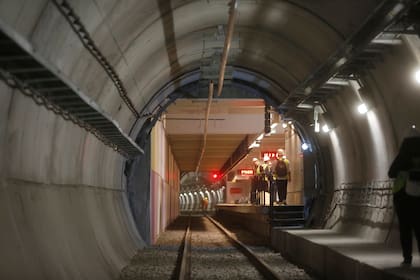 Con las tres nuevas estaciones se colocaron 4.700 metros de vía sobre balasto en el tramo Bolívar-Retiro
