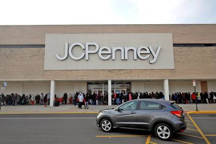 Cientos de personas hacen cola para entrar a comprar en JCPenney, en Niles, Illinois