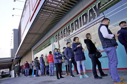 En Bilbao, España, también se aprovecha el Black Friday y los clientes hacen cola para entrar a los negocios