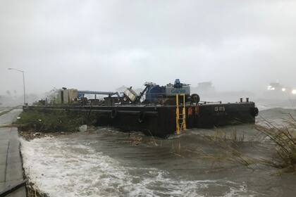 Una barcaza fue arrastrada hasta la costa y terminó destruida la grúa que transportaba