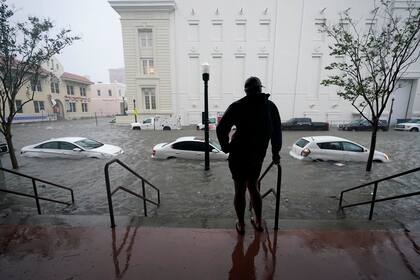 El gobernador de Florida, Ron DeSantis, advirtió a residentes y visitantes en zonas inundadas que permanecieran atentos conforme se retirase el agua dejada por el huracán, ya que se esperaba que los aguaceros más al norte provocaran desbordamientos en los ríos de la franja noreste del estado en los 