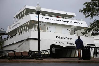 Un enorme barco fue arrastrado hacia la costa y terminó sobre el muelle