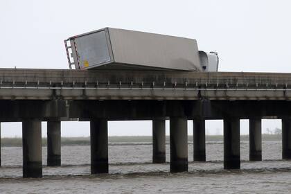 Un enorme camión no pudo resistir la fuerza del viento y terminó volcando sobre un puente en Mobile, Alabama