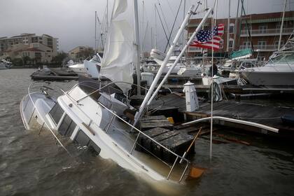 Sally arrojó embarcaciones tierra adentro o las hundió en los muelles, derribó palmeras, arrancó techos e inundó las calles y las casas