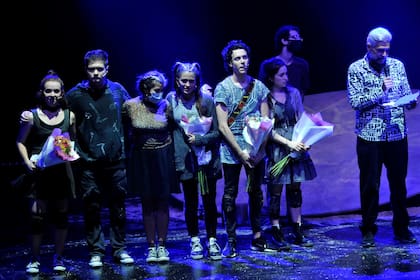 Toto Suar en el debut de "uegos, ¿cuál es el límite?, la obra de teatro de la cual participa