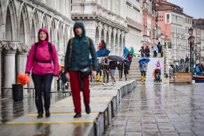 Los diques contuvieron el agua y las pasarelas de la plaza San Marcos no fueron necesarias