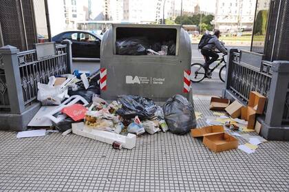 Campanas colapsadas y entradas del subte con basura acumulada