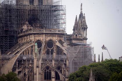 Emmanuel Macron dijo que reconstruirán la iglesia en cinco años